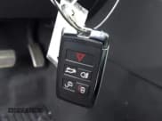 ✅ 2023 Land Rover Range Rover Velar R-Dynamic S • VIN: SALYT2EX4PA363619 • Lot: 41379810. Wystawiony na IAAI z przebiegiem 14 030 mil. Bezpłatny archiwum sprzedaży aukcyjnych z USA i szczegółowy raport historii pojazdu na DreamBid. Zdjęcie 11.