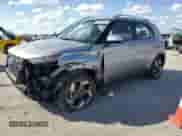2025 Hyundai Venue SEL z VIN KMHRC8A37SU377891, wystawiony jako Copart lot #81901755 z przebiegiem 2 710 mil mil oraz Szkoda całkowita • Salvage title. Historia ofert i sprzedaży dostępna na DreamBid. Obrazek 1.