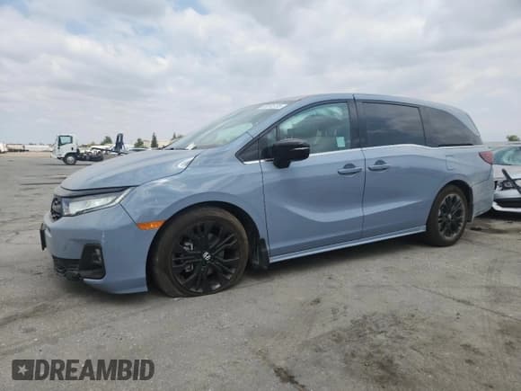 ✅ 2025 Honda Odyssey Sport-L • VIN: 5FNRL6H74SB009680 • Lot: 80205735. Wystawiony na Copart z przebiegiem 27 946 mil. Bezpłatny archiwum sprzedaży aukcyjnych z USA i szczegółowy raport historii pojazdu na DreamBid. Zdjęcie 1.