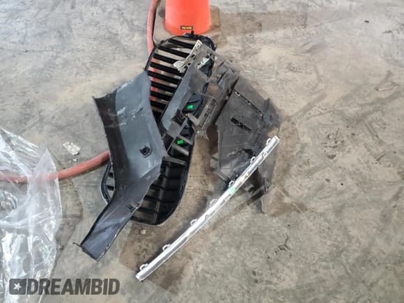 ✅ 2020 BMW 7 Series 740i xDrive • VIN: WBA7T4C09LGF97105 • Лот: 63449595. Опубликован ранее на Copart с пробегом Не указан. Бесплатный доступ к архиву аукционных продаж из США и подробный отчёт об истории автомобиля на DreamBid. Изображение 12.