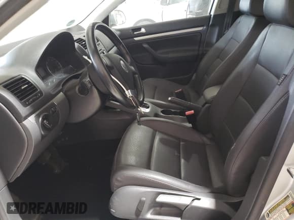 ✅ 2008 Volkswagen Jetta Wolfsburg Edition • VIN: 3VWRJ71K08M152671 • Lot: 92319435. Wystawiony na Copart z przebiegiem 216 594 mil. Bezpłatny archiwum sprzedaży aukcyjnych z USA i szczegółowy raport historii pojazdu na DreamBid. Zdjęcie 7.