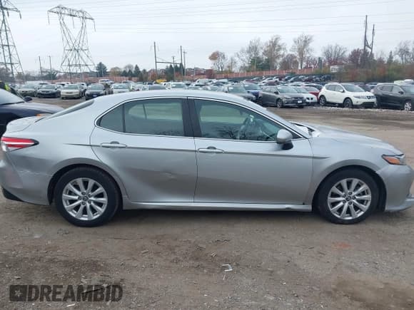 ✅ 2018 Toyota Camry SE • VIN: 4T1B11HK6JU124751 • Lot: 43778037. Wystawiony na IAAI z przebiegiem 179 733 mil. Bezpłatny archiwum sprzedaży aukcyjnych z USA i szczegółowy raport historii pojazdu na DreamBid. Zdjęcie 14.