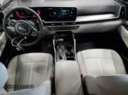 ✅ 2025 Kia Sorento X-Line EX • VIN: 5XYRHDJF2SG353203 • Lot: 71616795. Wystawiony na Copart z przebiegiem 1 078 mil. Bezpłatny archiwum sprzedaży aukcyjnych z USA i szczegółowy raport historii pojazdu na DreamBid. Zdjęcie 8.