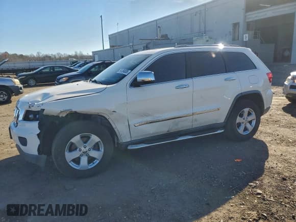 ✅ 2011 Jeep Grand Cherokee Laredo • VIN: 1J4RR4GGXBC681254 • Лот: 94154635. Опубликован ранее на Copart с пробегом 182 784 миль. Бесплатный доступ к архиву аукционных продаж из США и подробный отчёт об истории автомобиля на DreamBid. Изображение 1.