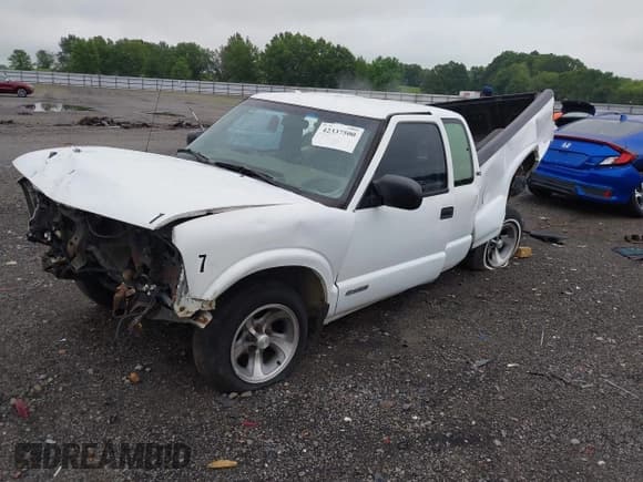 ✅ 2002 Chevrolet S-10 • VIN: 1GCCS19WX28188728 • Лот: 42337500. Опубликован ранее на IAAI с пробегом 305 227 миль. Бесплатный доступ к архиву аукционных продаж из США и подробный отчёт об истории автомобиля на DreamBid. Изображение 2.