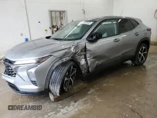 ✅ 2024 Chevrolet Trax 1RS • VIN: KL77LGE28RC144879 • Лот: 85490645. Опубликован ранее на Copart с пробегом 26 521 миль. Бесплатный доступ к архиву аукционных продаж из США и подробный отчёт об истории автомобиля на DreamBid. Изображение 1.