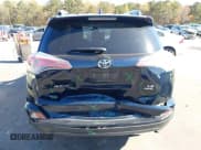 ✅ 2017 Toyota RAV4 LE • VIN: JTMBFREV9HJ700072 • Lot: 43642214. Wystawiony na IAAI z przebiegiem 104 260 mil. Bezpłatny archiwum sprzedaży aukcyjnych z USA i szczegółowy raport historii pojazdu na DreamBid. Zdjęcie 6.