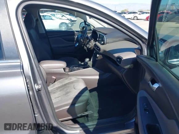 ✅ 2019 Hyundai Santa Fe SE • VIN: 5NMS23AD8KH030713 • Lot: 43592667. Wystawiony na IAAI z przebiegiem 74 344 mil. Bezpłatny archiwum sprzedaży aukcyjnych z USA i szczegółowy raport historii pojazdu na DreamBid. Zdjęcie 5.