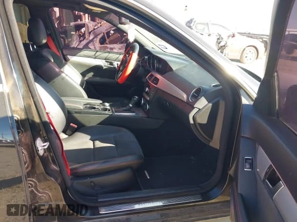 ✅ 2013 Mercedes-Benz C 300 Luxury • VIN: WDDGF8AB1DR241584 • Lot: 43623925. Wystawiony na IAAI z przebiegiem 89 646 mil. Bezpłatny archiwum sprzedaży aukcyjnych z USA i szczegółowy raport historii pojazdu na DreamBid. Zdjęcie 5.