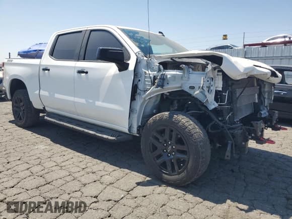 ✅ 2022 Chevrolet Silverado 1500 LT Trail Boss • VIN: 3GCUDFED4NG688639 • Lot: 63637445. Wystawiony na Copart z przebiegiem 28 369 mil. Bezpłatny archiwum sprzedaży aukcyjnych z USA i szczegółowy raport historii pojazdu na DreamBid. Zdjęcie 4.