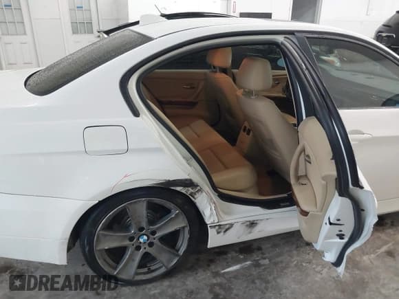 ✅ 2006 BMW 3 Series 325xi • VIN: WBAVD13536KV11185 • Lot: 42543717. Listed on IAAI with Not provided. Free auction sales archive from the USA and detailed vehicle history report at DreamBid. Image 8.