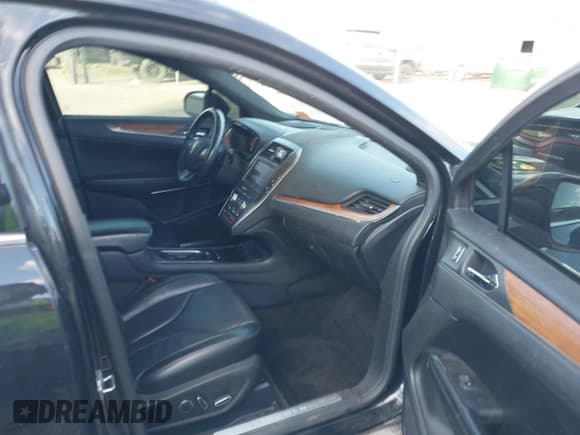 ✅ 2015 Lincoln MKC • VIN: 5LMCJ1A9XFUJ22159 • Lot: 43573054. Wystawiony na IAAI z przebiegiem 109 133 mil. Bezpłatny archiwum sprzedaży aukcyjnych z USA i szczegółowy raport historii pojazdu na DreamBid. Zdjęcie 5.