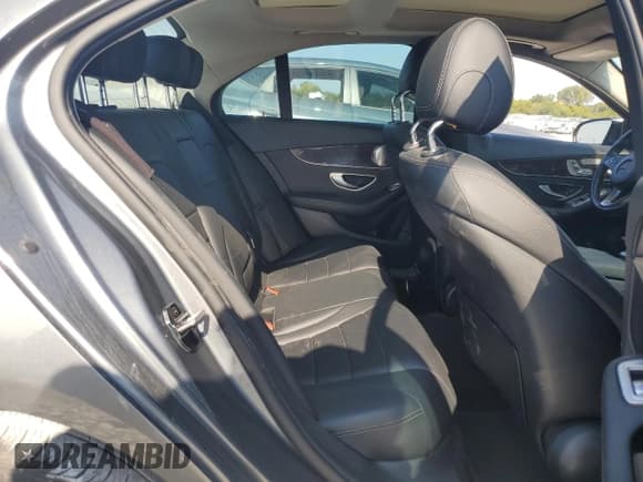 ✅ 2017 Mercedes-Benz C 300 • VIN: 55SWF4KB8HU207150 • Lot: 71660615. Wystawiony na Copart z przebiegiem 67 574 mil. Bezpłatny archiwum sprzedaży aukcyjnych z USA i szczegółowy raport historii pojazdu na DreamBid. Zdjęcie 10.