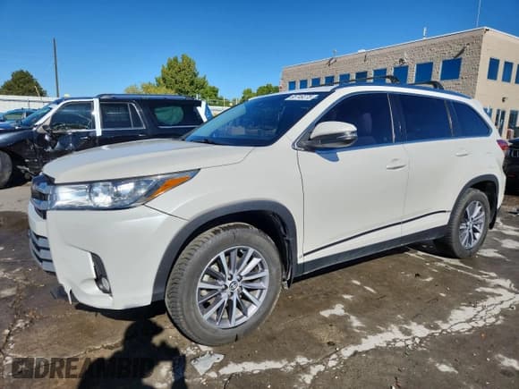 ✅ 2019 Toyota Highlander XLE • VIN: 5TDJZRFH2KS565510 • Лот: 85749275. Опубликован ранее на Copart с пробегом 124 282 миль. Бесплатный доступ к архиву аукционных продаж из США и подробный отчёт об истории автомобиля на DreamBid. Изображение 1.