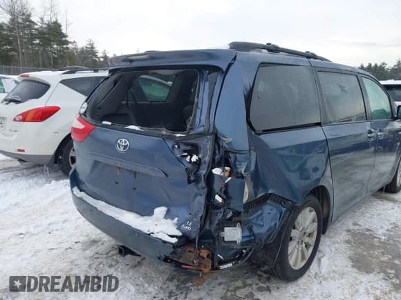 ✅ 2017 Toyota Sienna XLE • VIN: 5TDDZ3DC9HS159153 • Lot: 41350390. Listed on IAAI with 110,715 mi. Free auction sales archive from the USA and detailed vehicle history report at DreamBid. Image 6.