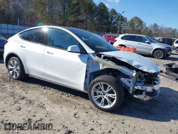 ✅ 2023 Tesla Model Y Long Range • VIN: 7SAYGAEE1PF828338 • Lot: 40978725. Wystawiony na IAAI z przebiegiem Nie podano. Bezpłatny archiwum sprzedaży aukcyjnych z USA i szczegółowy raport historii pojazdu na DreamBid. Zdjęcie 1.