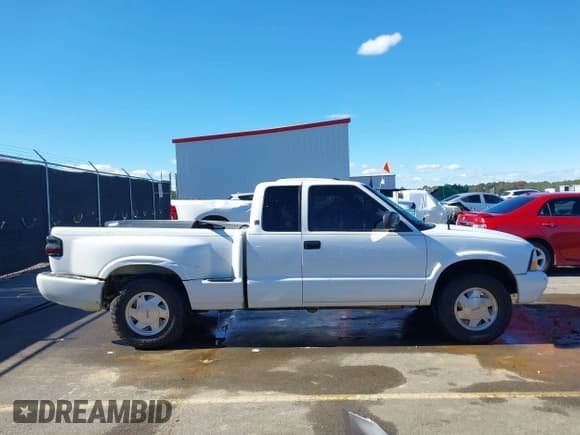 ✅ 2003 GMC Sonoma SLS • VIN: 1GTCS19X638161424 • Lot: 43651697. Wystawiony na IAAI z przebiegiem 216 862 mil. Bezpłatny archiwum sprzedaży aukcyjnych z USA i szczegółowy raport historii pojazdu na DreamBid. Zdjęcie 13.