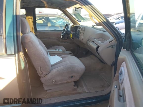 ✅ 1995 Chevrolet Silverado 1500 • VIN: 2GCEC19K6S1266198 • Lot: 43617591. Wystawiony na IAAI z przebiegiem 206 691 mil. Bezpłatny archiwum sprzedaży aukcyjnych z USA i szczegółowy raport historii pojazdu na DreamBid. Zdjęcie 5.