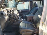 ✅ 2022 Jeep Wrangler Unlimited Sahara Altitude • VIN: 1C4HJXEG4NW222723 • Lot: 84658285. Wystawiony na Copart z przebiegiem Nie podano. Bezpłatny archiwum sprzedaży aukcyjnych z USA i szczegółowy raport historii pojazdu na DreamBid. Zdjęcie 7.