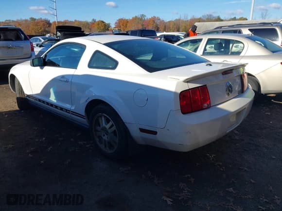 ✅ 2007 Ford Mustang Deluxe • VIN: 1ZVFT80N475351354 • Lot: 43556903. Wystawiony na IAAI z przebiegiem 250 306 mil. Bezpłatny archiwum sprzedaży aukcyjnych z USA i szczegółowy raport historii pojazdu na DreamBid. Zdjęcie 3.