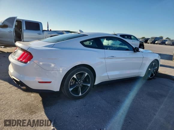 ✅ 2022 Ford Mustang EcoBoost Premium • VIN: 1FA6P8TH7N5143176 • Lot: 86257335. Wystawiony na Copart z przebiegiem 35 337 mil. Bezpłatny archiwum sprzedaży aukcyjnych z USA i szczegółowy raport historii pojazdu na DreamBid. Zdjęcie 3.