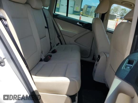 ✅ 2012 Volkswagen Tiguan S • VIN: WVGBV7AX6CW548810 • Lot: 55860395. Wystawiony na Copart z przebiegiem 115 787 mil. Bezpłatny archiwum sprzedaży aukcyjnych z USA i szczegółowy raport historii pojazdu na DreamBid. Zdjęcie 10.