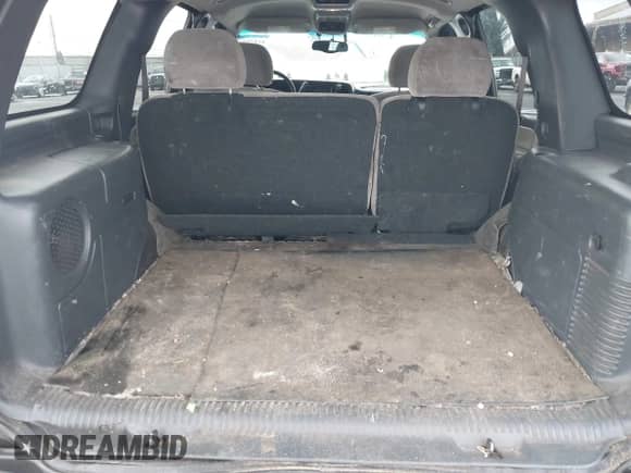 2001 Chevrolet Tahoe LT z VIN 1GNEK13T61R102886, wystawiony jako IAAI lot #41870940 z przebiegiem 267 769 mil mil oraz . Historia ofert i sprzedaży dostępna na DreamBid. Obrazek 18.