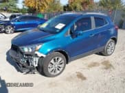 ✅ 2020 Buick Encore Preferred • VIN: KL4CJASB6LB047471 • Lot: 43613263. Wystawiony na IAAI z przebiegiem 70 700 mil. Bezpłatny archiwum sprzedaży aukcyjnych z USA i szczegółowy raport historii pojazdu na DreamBid. Zdjęcie 2.