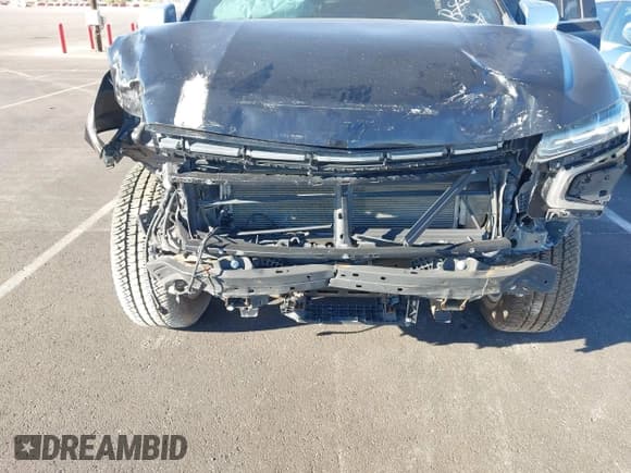 ✅ 2022 Chevrolet Suburban Premier • VIN: 1GNSKFKD1NR223325 • Lot: 40848831. Wystawiony na IAAI z przebiegiem 52 798 mil. Bezpłatny archiwum sprzedaży aukcyjnych z USA i szczegółowy raport historii pojazdu na DreamBid. Zdjęcie 6.