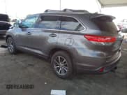 ✅ 2017 Toyota Highlander XLE • VIN: 5TDJZRFH7HS412078 • Lot: 43682059. Wystawiony na IAAI z przebiegiem 49 716 mil. Bezpłatny archiwum sprzedaży aukcyjnych z USA i szczegółowy raport historii pojazdu na DreamBid. Zdjęcie 3.