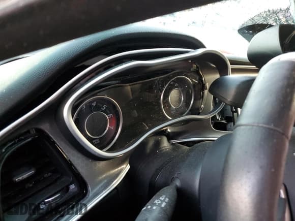 ✅ 2015 Dodge Challenger SRT 392 • VIN: 2C3CDZDJ5FH901530 • Lot: 41558124. Wystawiony na Copart z przebiegiem Nie podano. Bezpłatny archiwum sprzedaży aukcyjnych z USA i szczegółowy raport historii pojazdu na DreamBid. Zdjęcie 9.