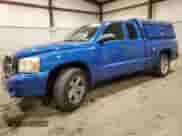 2007 Dodge Dakota ST z VIN 1D7HW22K77S261562, wystawiony jako Copart lot #81618574 z przebiegiem 231 544 mil mil oraz Szkoda całkowita • Salvage title. Historia ofert i sprzedaży dostępna na DreamBid. Obrazek 1.