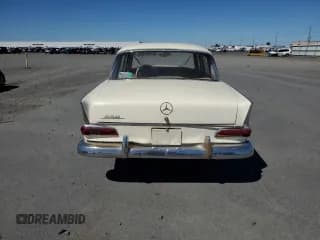 ✅ 1960 Mercedes-Benz 220 • VIN: 11101050007920 • Lot: 65199564. Wystawiony na Copart z przebiegiem 3 976 mil. Bezpłatny archiwum sprzedaży aukcyjnych z USA i szczegółowy raport historii pojazdu na DreamBid. Zdjęcie 6.