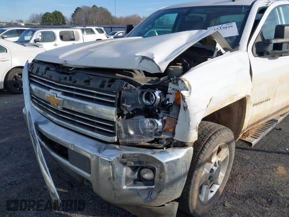 ✅ 2015 Chevrolet Silverado 2500HD LT • VIN: 1GC1KVEGXFF161303 • Lot: 41533039. Wystawiony na IAAI z przebiegiem 249 505 mil. Bezpłatny archiwum sprzedaży aukcyjnych z USA i szczegółowy raport historii pojazdu na DreamBid. Zdjęcie 6.