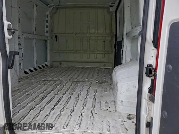 ✅ 2017 Ram ProMaster Cargo • VIN: 3C6TRVAG7HE531587 • Lot: 93888095. Wystawiony na Copart z przebiegiem 133 763 mil. Bezpłatny archiwum sprzedaży aukcyjnych z USA i szczegółowy raport historii pojazdu na DreamBid. Zdjęcie 10.