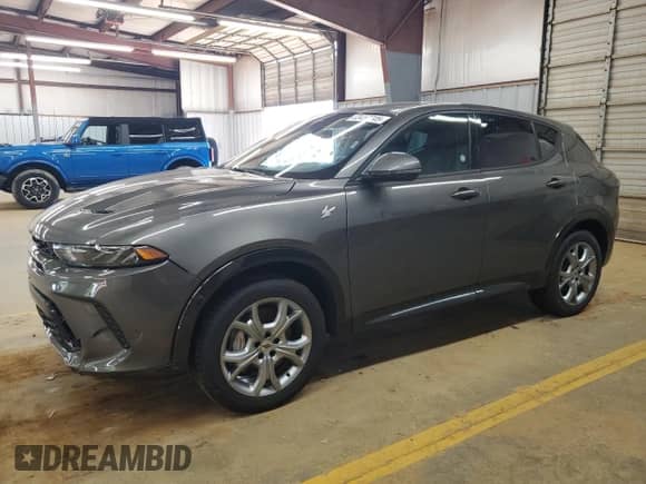 2024 Dodge Hornet R/T z VIN ZACPDFCW9R3A28979, wystawiony jako Copart lot #63457745 z przebiegiem 14 642 mil mil oraz Czysty tytuł • Clean title. Historia ofert i sprzedaży dostępna na DreamBid. Obrazek 1.