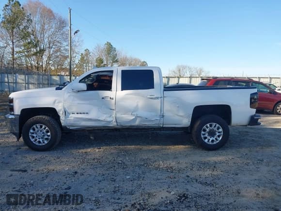 ✅ 2015 Chevrolet Silverado 2500HD LT • VIN: 1GC1CVEG5FF101541 • Lot: 41187622. Wystawiony na IAAI z przebiegiem 295 925 mil. Bezpłatny archiwum sprzedaży aukcyjnych z USA i szczegółowy raport historii pojazdu na DreamBid. Zdjęcie 6.