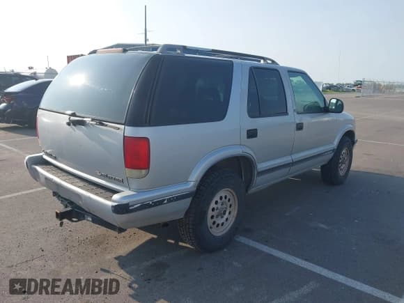 ✅ 1995 Chevrolet Blazer • VIN: 1GNDT13W0SK120619 • Lot: 42348173. Wystawiony na IAAI z przebiegiem 199 783 mil. Bezpłatny archiwum sprzedaży aukcyjnych z USA i szczegółowy raport historii pojazdu na DreamBid. Zdjęcie 4.
