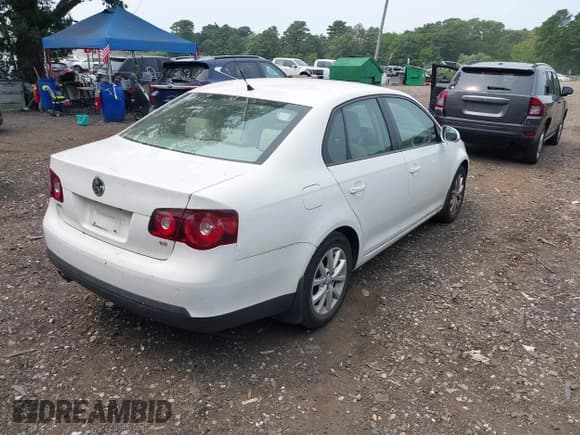 ✅ 2010 Volkswagen Jetta Limited Edition • VIN: 3VWAZ7AJ7AM164352 • Lot: 42897271. Listed on IAAI with 100,814 mi. Free auction sales archive from the USA and detailed vehicle history report at DreamBid. Image 4.