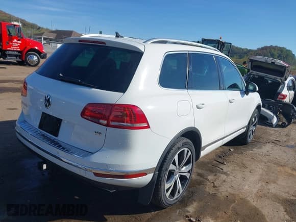 ✅ 2017 Volkswagen Touareg Wolfsburg Edition • VIN: WVGRF7BP7HD001784 • Lot: 43358059. Listed on IAAI with 87,962 mi. Free auction sales archive from the USA and detailed vehicle history report at DreamBid. Image 4.