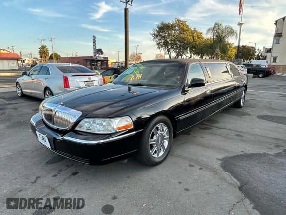 ✅ 2007 Lincoln Town Car Executive • VIN: 1L1FM88W77Y616843 • Lot: 86410574. Listed on Copart with 203,487 mi. Free auction sales archive from the USA and detailed vehicle history report at DreamBid. Image 2.