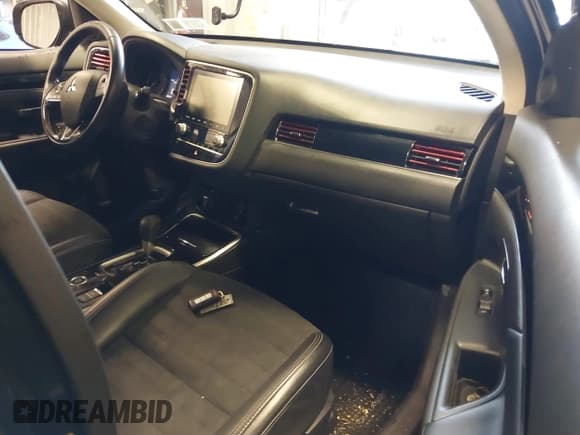 ✅ 2020 Mitsubishi Outlander ES • VIN: JA4AZ3A33LZ045142 • Lot: 43569398. Wystawiony na IAAI z przebiegiem 105 726 mil. Bezpłatny archiwum sprzedaży aukcyjnych z USA i szczegółowy raport historii pojazdu na DreamBid. Zdjęcie 5.