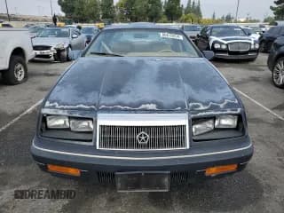 ✅ 1987 Chrysler LeBaron • VIN: 1C3CJ51E1HG137845 • Lot: 86610254. Wystawiony na Copart z przebiegiem Nie podano. Bezpłatny archiwum sprzedaży aukcyjnych z USA i szczegółowy raport historii pojazdu na DreamBid. Zdjęcie 5.
