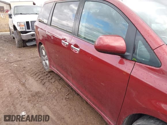 ✅ 2018 Toyota Sienna SE • VIN: 5TDXZ3DC0JS952795 • Лот: 41729659. Опубликован ранее на IAAI с пробегом 92 290 миль. Бесплатный доступ к архиву аукционных продаж из США и подробный отчёт об истории автомобиля на DreamBid. Изображение 6.