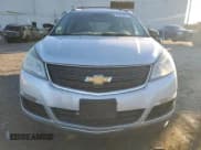 ✅ 2017 Chevrolet Traverse LS • VIN: 1GNKRFKD5HJ329372 • Lot: 91966935. Wystawiony na Copart z przebiegiem 176 613 mil. Bezpłatny archiwum sprzedaży aukcyjnych z USA i szczegółowy raport historii pojazdu na DreamBid. Zdjęcie 5.