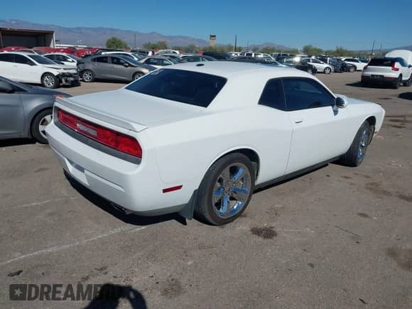 2011 Dodge Challenger R/T z VIN 2B3CJ5DT0BH565702, wystawiony jako IAAI lot #43528357 z przebiegiem 120 653 mil mil oraz . Historia ofert i sprzedaży dostępna na DreamBid. Obrazek 4.