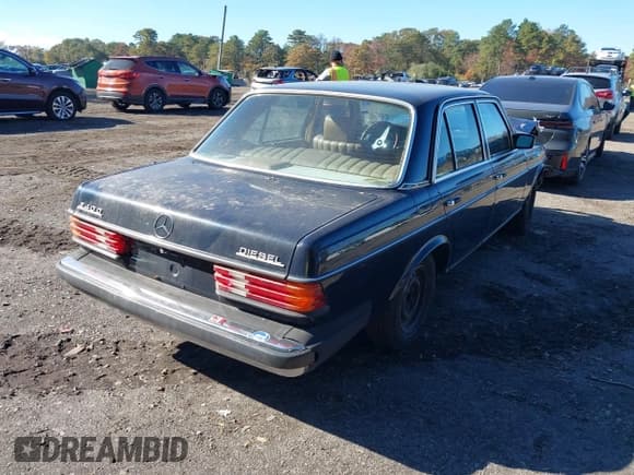 ✅ 1983 Mercedes-Benz 240 • VIN: WDBAB23A7DB390778 • Лот: 43509228. Опубликован ранее на IAAI с пробегом 91 732 миль. Бесплатный доступ к архиву аукционных продаж из США и подробный отчёт об истории автомобиля на DreamBid. Изображение 4.