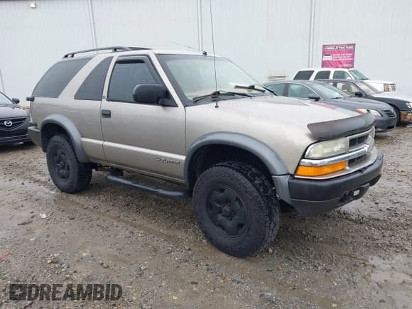 ✅ 2001 Chevrolet Blazer LS • VIN: 1GNCT18W11K246877 • Lot: 42375718. Wystawiony na IAAI z przebiegiem 264 652 mil. Bezpłatny archiwum sprzedaży aukcyjnych z USA i szczegółowy raport historii pojazdu na DreamBid. Zdjęcie 1.