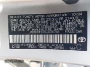 ✅ 2025 Toyota Corolla Hybrid LE • VIN: JTDBCMFE0SJ038786 • Lot: 43115826. Wystawiony na IAAI z przebiegiem 10 634 mil. Bezpłatny archiwum sprzedaży aukcyjnych z USA i szczegółowy raport historii pojazdu na DreamBid. Zdjęcie 9.