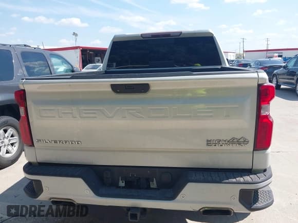 ✅ 2019 Chevrolet Silverado 1500 High Country • VIN: 3GCUYHEL4KG127750 • Lot: 43215730. Wystawiony na IAAI z przebiegiem 100 824 mil. Bezpłatny archiwum sprzedaży aukcyjnych z USA i szczegółowy raport historii pojazdu na DreamBid. Zdjęcie 16.